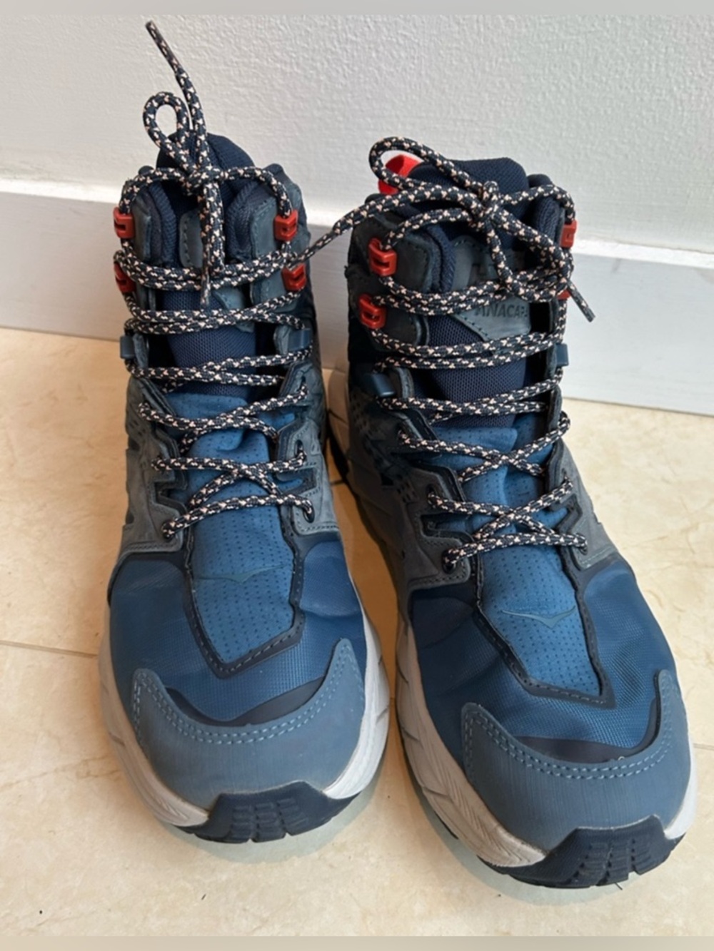 Hoka Anacapa Mid GTX hiking boots. Women’s size 8 Excellent. Like new condition